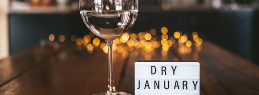 Recevoir et sortir sans alcool : les nouvelles habitudes qui s’installent après les fêtes